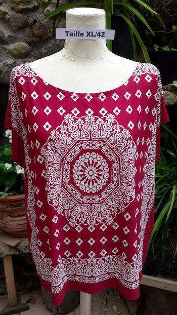 Blouse imprimé blanc sur fond fuchsia foncé manches courtes