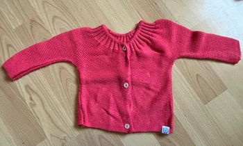 Gilet bébé rose tricoté 