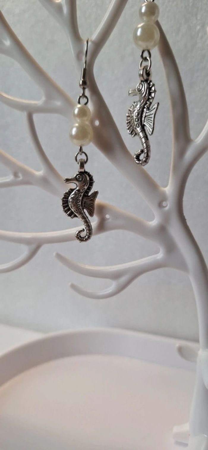 Boucles d’oreilles hippocampes perles blanches - photo numéro 5