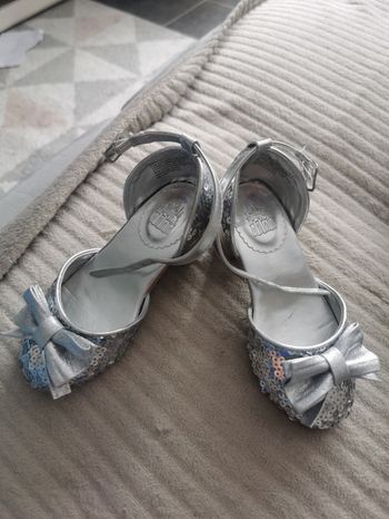 Chaussures de Cendrillon disneyland paris disneyland hotel gris avec paillettes petit talon