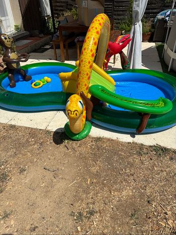 Piscine gonflable avec toboggan, jet d’eau et jeux