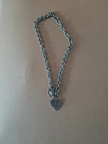 Collier argenté initiale M sur coeur