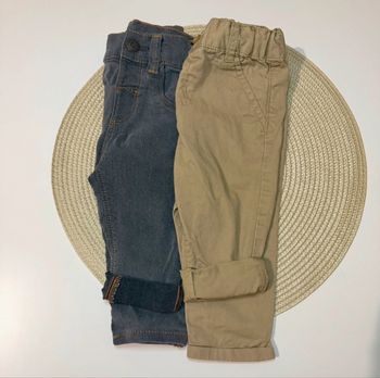 Lot de deux. Jean taille 12 mois de la marque Kiabi.