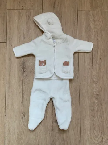 Tenue chaude et douche pour bébé
