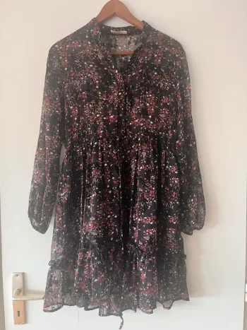 Robe noire à fleurs rouges et blanches – fluide – Taille S/M