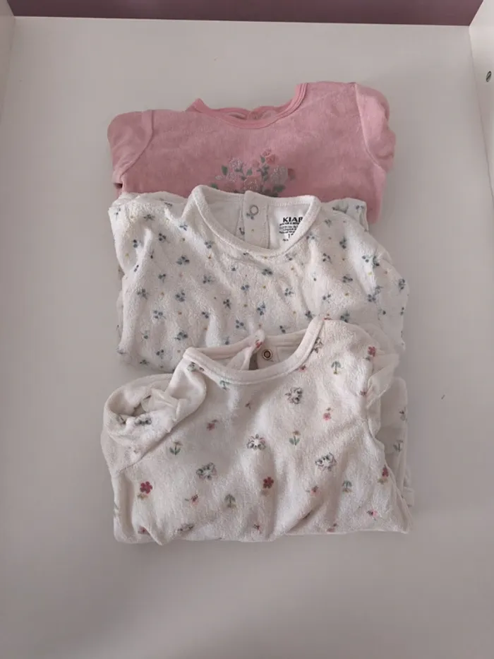 Lot 3 pyjamas 1 piece. 12 mois fille