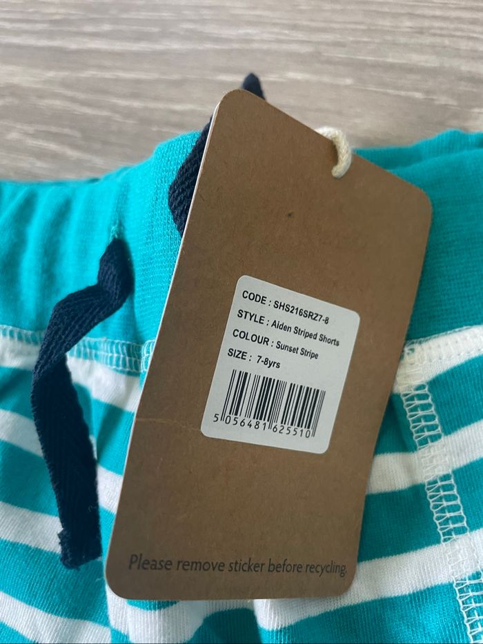 Pantalon de la marque Frugi modèle Aiden Stripes Shorts coloris Sunset Stripes taille 7/8 ans Neuf Neuf étiqueté - photo numéro 2