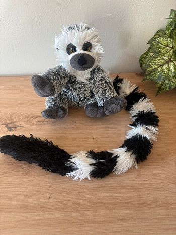 Doudou lémurien longue queue noir blanc gris nature planet