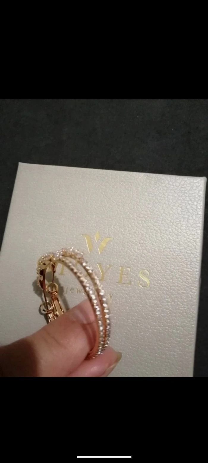 Magnifique paire de grosses créoles en  plaqué or 24 carats sertis de zirconiums. - photo numéro 8