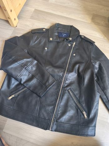 Perfecto Noir KIABI Femme - T.L
Description :
🖤 Magnifique veste type perfecto Kiabi