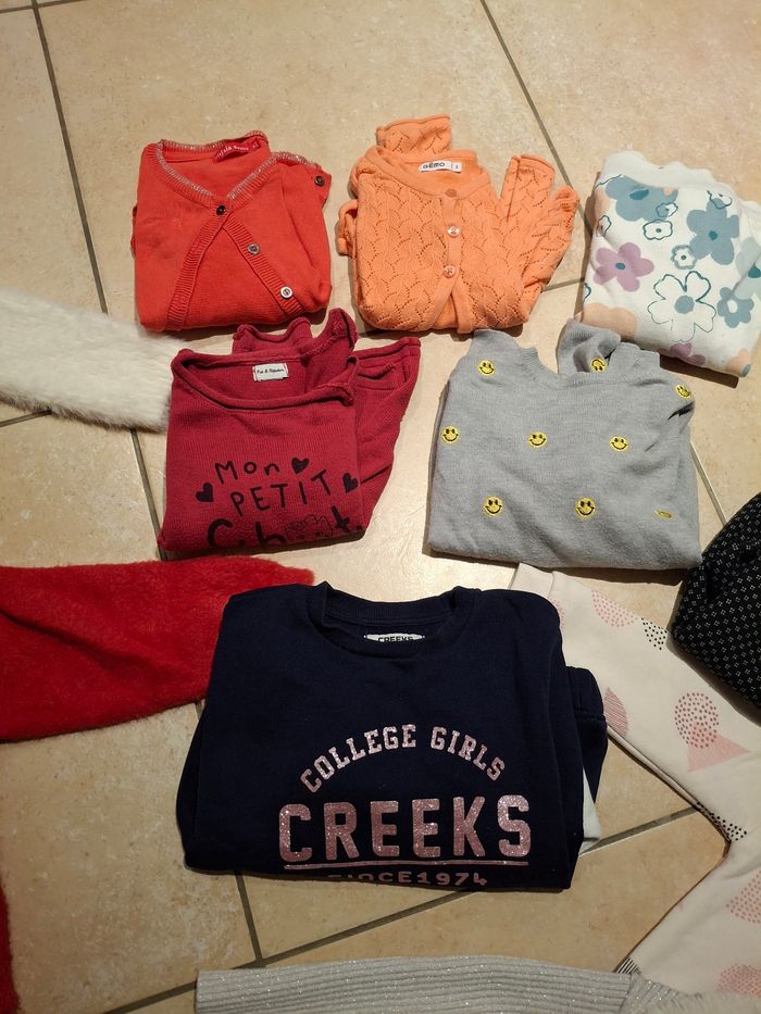 Lot 12 pull sweat fille 3 ans neuf a TB état - photo numéro 3