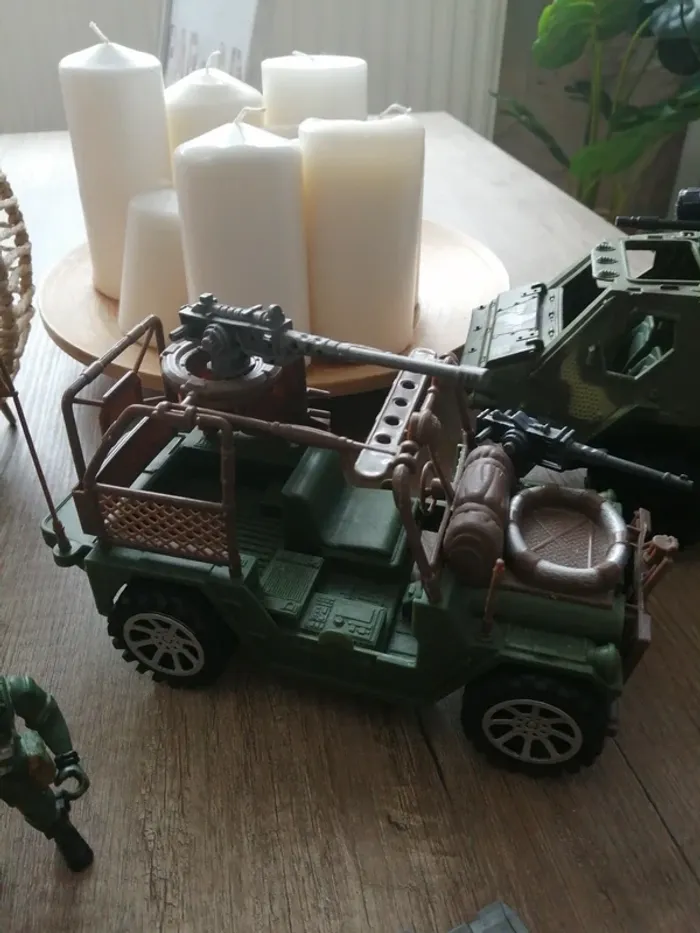 Coffret militaire avec véhicules et casque - photo numéro 4