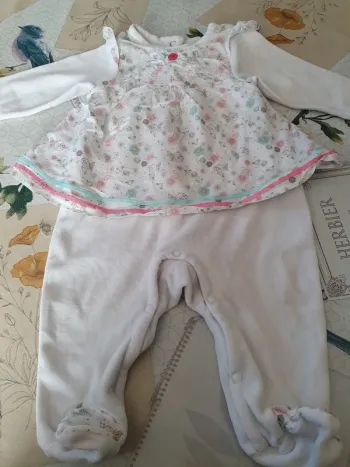 Pyjama ou ensemble de sortie 9 mois