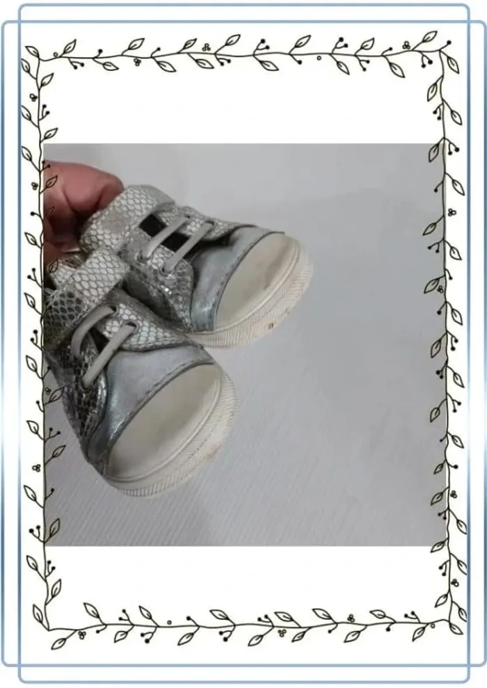 Chaussures argenté chicco, taille 21, bon état mais traces d'usures - photo numéro 6