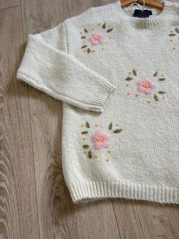 Pull beige à fleurs rose en broderie