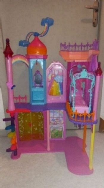 Château arc-en-ciel barbie dreamtopia
