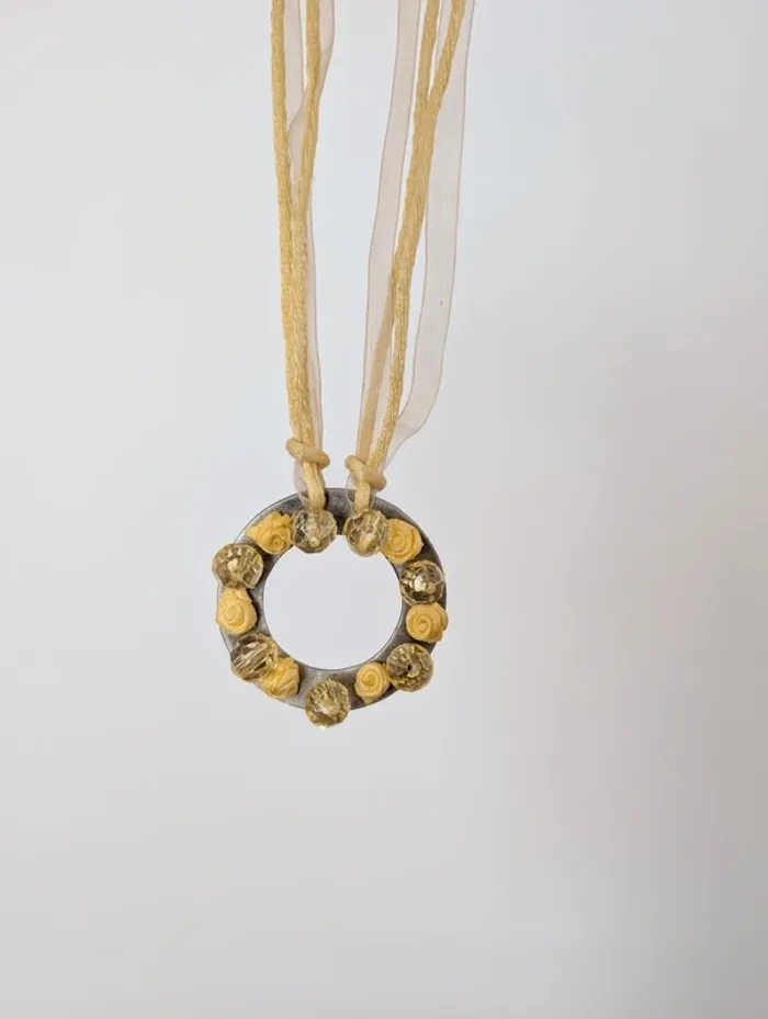 Collier jaune - photo numéro 5