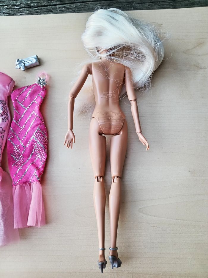 Barbie influenceuse canon yeux verts cheveux extras longs blonds platine - photo numéro 9