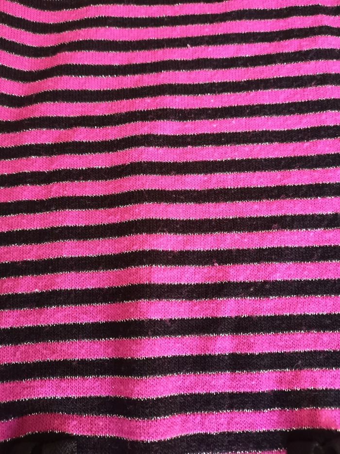 Lots de 6 tee-shirts manches longues plus un sweat à capuche plus une robe plusieurs marques taille 8ans - photo numéro 5