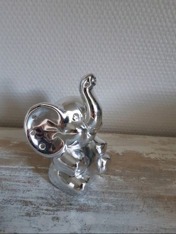 Figurine porte boucles d'oreilles éléphant
