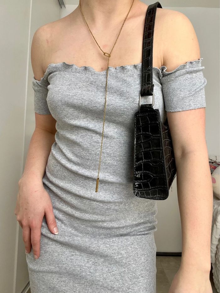 Robe grise épaules dénudées