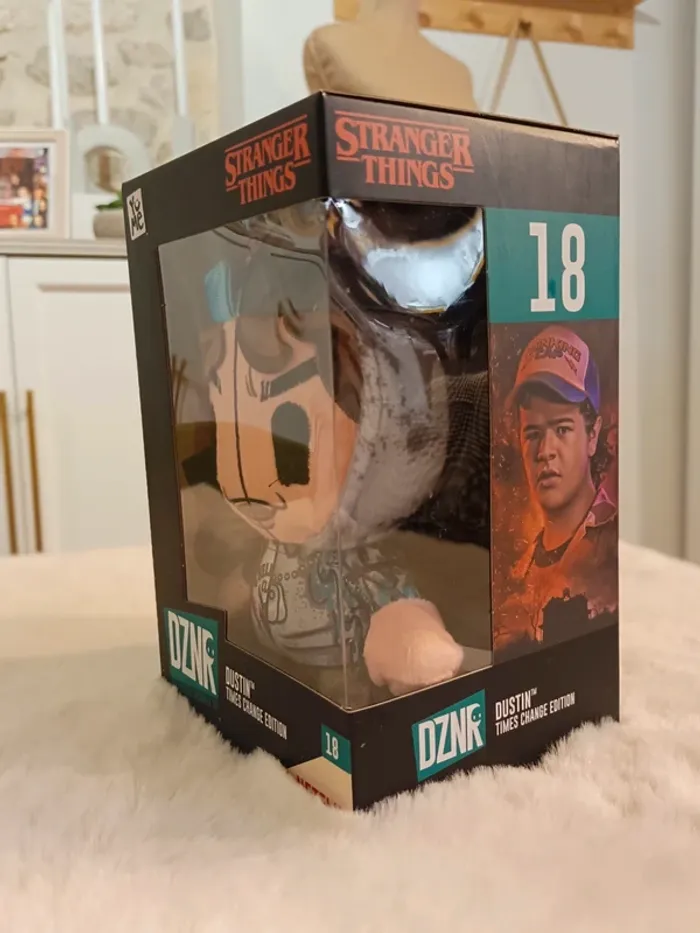 Peluche collector Stranger Things Dustin – DZNR Times Change Edition - photo numéro 2