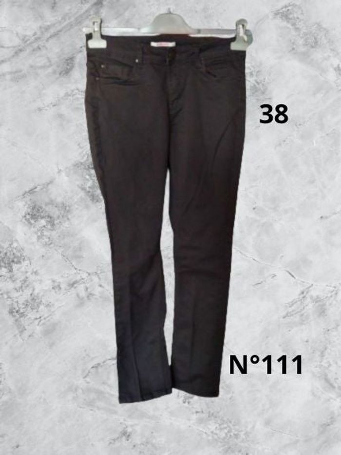 N°111 Jean noir T38. Camaïeu. Taille basse, coupe droite.