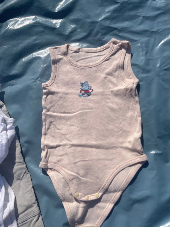 Lot vêtements bodys 24 mois - photo numéro 6