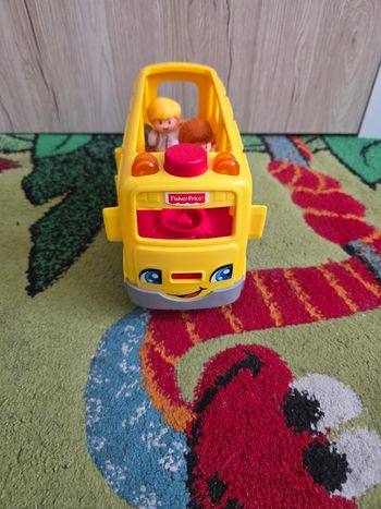 BUS SCOLAIRE FISHER PRICE LITTLE PEOPLE AVEC 2 FIGURINES