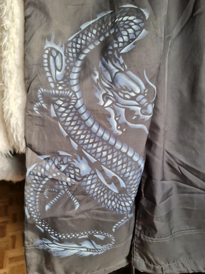 Pantalon gris impression dragon - photo numéro 3