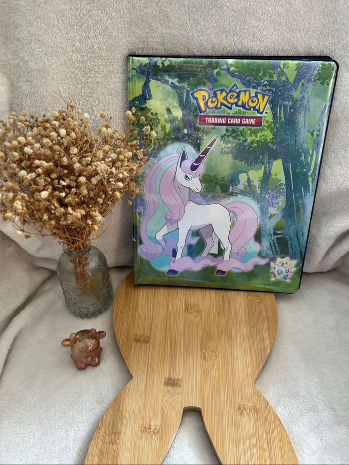 🦄 Classeur Pokémon Galopa de Galar – Édition Pastel