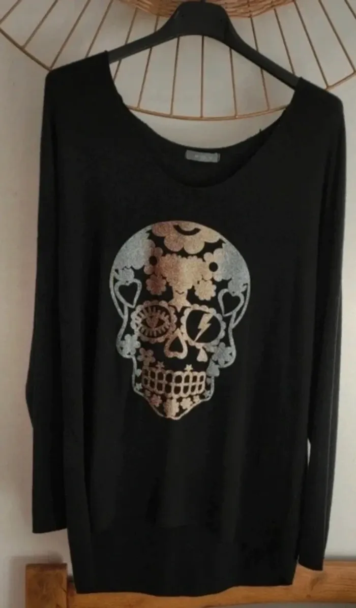 Pull léger femme motif tête de mort très bon état taille M