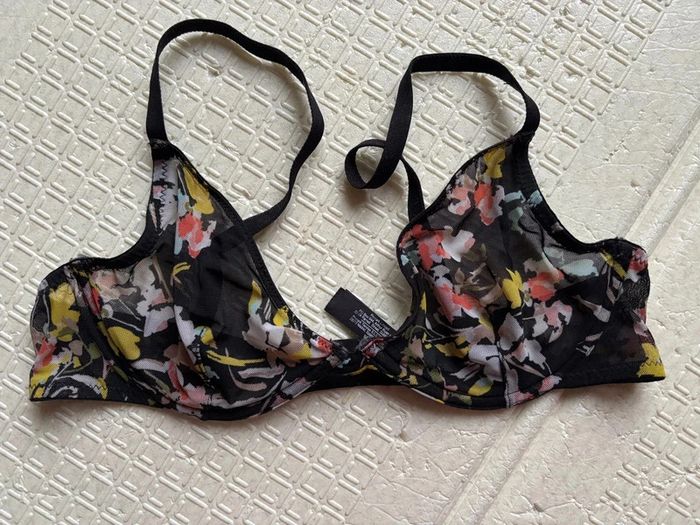 Soutien gorge noir fleuri Primark 90C neuf