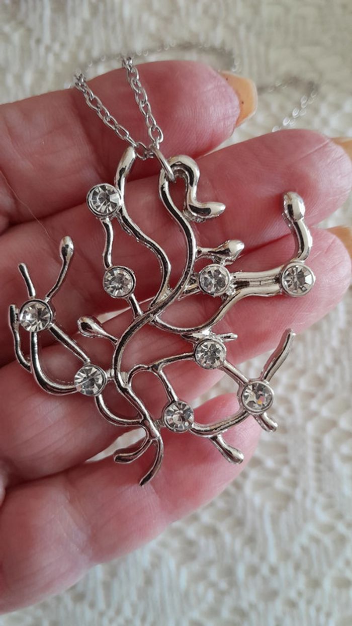 Collier "Arbre de vie" de Belle, du film Disney La Belle et la Bête - photo numéro 5