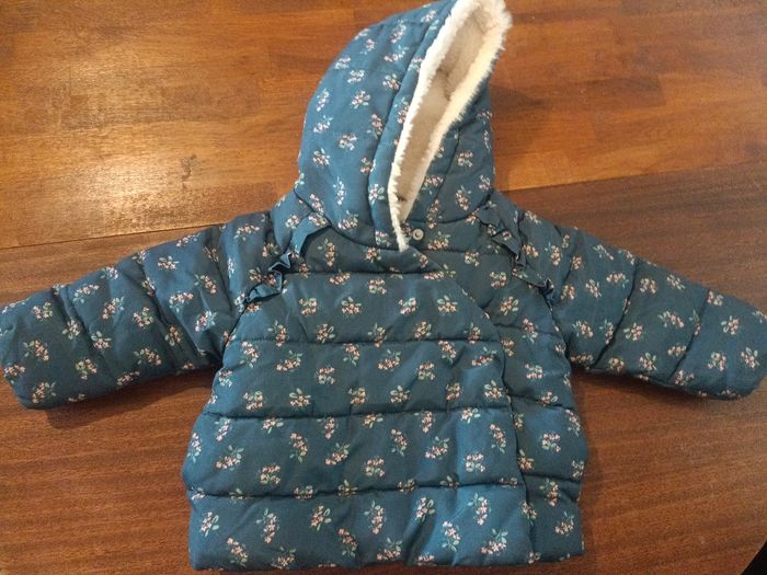 Superbe manteau  d'hiver bleu à fleurs - 9 mois
