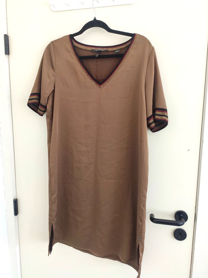 Belle robe marron satinée avec liseret coloré manches et col Scotch & Soda 38 parfait état