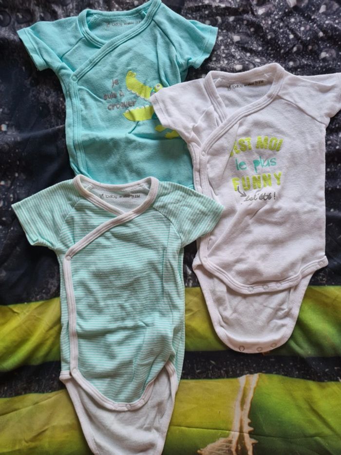 Lot de 3 bodies manches courtes + 1 sans manches offert