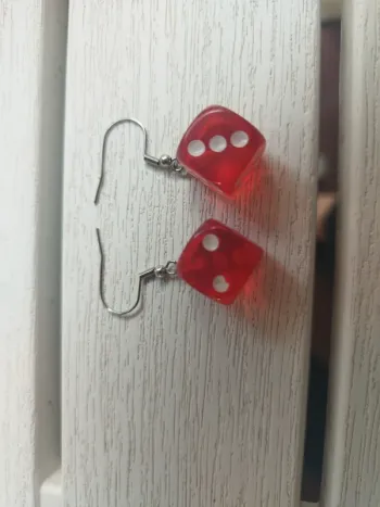 Boucle d'oreille en forme de dé