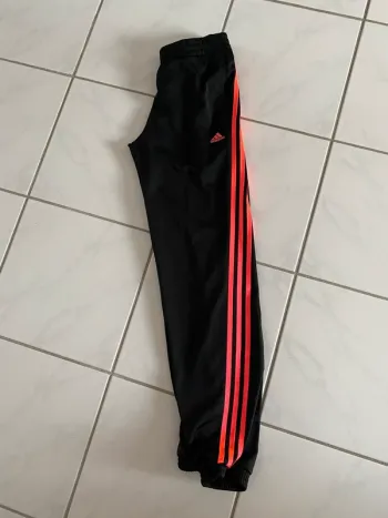 Pantalon Adidas femme noir – Bandes fluo orange – Taille 13-14 ans / 164 cm équivaut à un XS femme