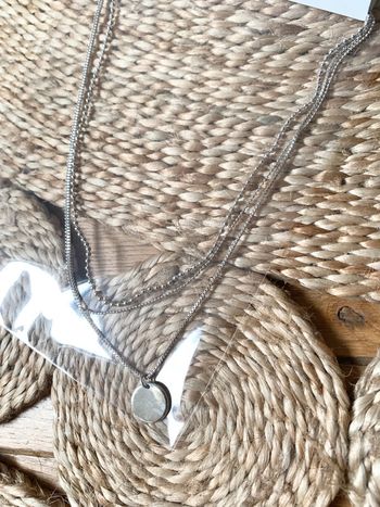 Collier triple chaînes avec pendentif médaille argent