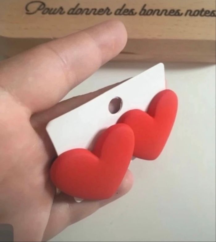 Boucles d’oreilles NEUVES femme forme de cœur ❤️ couleur rouge - photo numéro 3
