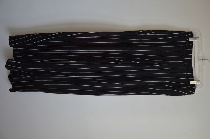 Pantalon noir à rayures blanches fluide – Taille S – DIVIDED (H&M)