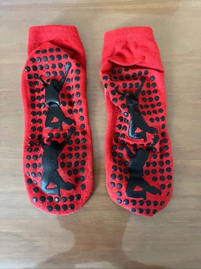 Chaussettes rouges antidérapantes Taille L 35/38 - photo numéro 2