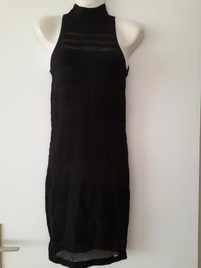 Robe moulante sans manches