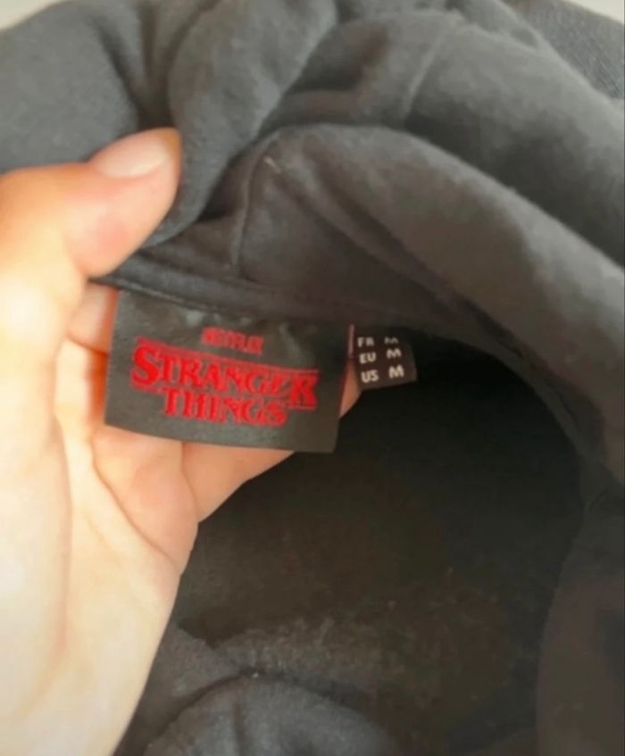 Pull à capuche Stranger Thing taille M de chez Jennyfer en très bon état - photo numéro 7