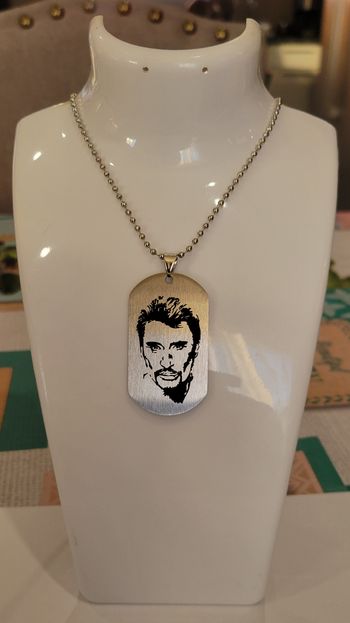 COLLIER ET SON PENDENTIF PLAQUE JOHNNY HALLYDAY ! NEUF