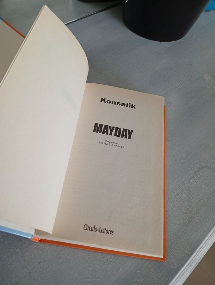 Livre en portugais :  "Mayday " - photo numéro 4