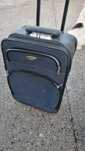 Valise à roulettes bleu à code sécurité et soufflet en plus