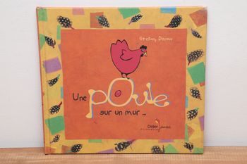 Une poule sur un mur..