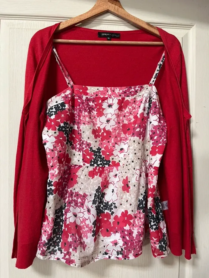 Ensemble top bretelles   fleuri et cardigan  Taille XL et  L - très bon état